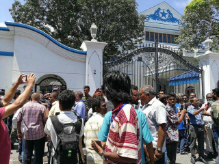 ސުޕްރީމް ކޯޓުގެ އަޑުއެހުމަށް ވަނުމަށް މީހުން ކިޔުހެދުމަށް އެސަރަހައްދަށް އެއްވެފައި