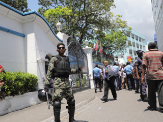 ދިވެހިރާއްޖޭގެ ސުޕްރީމް ކޯޓް ސަރަހައްދުގައި ބައެއް އާންމުން ހަރަކާތްތެރިވަނީ