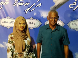 ގުޅިފައިވާ ކޯލިޝަނުން އިންތިޚާބު ކާމިޔާބު ކުރުމުގެ އުފާ ފާޅުކުރުމަށް އައްޑޫ ސިޓީގެ ރައްޔިތުންބޭއްވި ހަފްލާގައި އިންތިހާބީ ރައީސް ސޯލިހް ހަފްލާއަށް ހާޒިރުވި ފަރާތަކާއެކު ފޮޓޯއަކަށް ހުއްޓިވަޑައިގެން