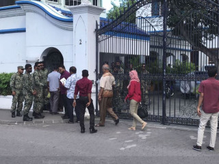 އަޑުއެހުންތައް މެދުކަނޑާލައިފި، ޝަރީފު އަނގޮޓި ގެނައި ކަމަށް ތިން ހެކި ހުށަހެޅި