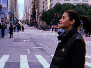 ރަންބީރުގެ އާއިލާއަށް އެއްބާރުލުން ދިނުމަށް އާލިއާ ނިއުޔޯކަށް