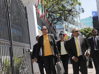 ދުސްތޫރީ މައްސަލާގައި ޕާޓީތަކުގެ ފަރާތުން ވަކާލާތުކުރައްވާ ވަކީލުން ކޯޓަށް ވަޑައިގަންނަވަނީ