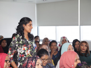 އިންތިހާބީ ރައީސް އަންހެން ވިޔަފާރިވެރިންނާއި ބައްދަލުކުރެއްވުން