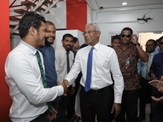 އިންތިހާބީ ރައީސް އިބްރާހީމް މުހައްމަދު ސޯލިހް ރާއްޖެޓީވީ އަށް ޒިޔާރަތް ކުރައްވާ މުވައްޒަފުންނާއި ސަލާމް ކުރައްވަނީ
