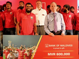 ގައުމީ ބޭންކުން ސާފް ސުޒުކީ ކަޕް އުފުލާލި ޓީމުގެ އަގުވަޒަންކޮށްފި