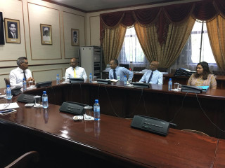 ހުވާކުރެއްވުމުގެ ރަސްމިއްޔާތާ ގުޅޭ ގޮތުން ޓްރާންސިޝަން އޮފީހުގެ ބޭފުޅުންނާ މޫސަ މިއަދު ބައްދަލުކުރައްވަނީ