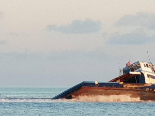 ފަރަށް އެރި މަގުލަސް ދޯނި