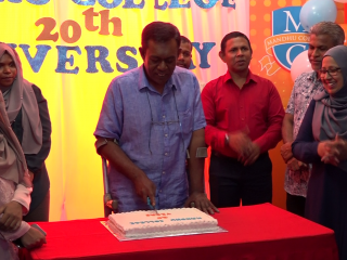 މަންދު ކޮލެޖްގެ އަހަރީ ދުވަސް ފާހަގަކުރުމަށްޓަކައި ތަފާތު 50 ކެމްޕަހެއްގައި އެއްފަހަރާ ކޭކު ފަޅައިފި