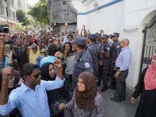 ސުޕްރީމް ކޯޓުގެ ހުކުމާއި ގުޅިގެން އާންމު ރައްޔިތުން އުފާފާޅުކުރަނީ