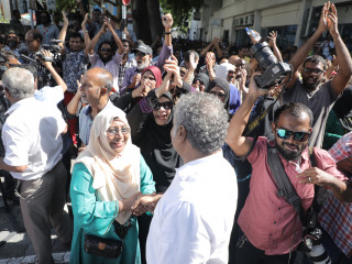 ސުޕްރީމް ކޯޓް ބޭރުގައި ރައްޔިތުން އުފާފާޅުކުރަނީ