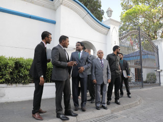 އީސީގެ މެމްބަރުންނާއި ބައެއް ގާނޫނީ ވަކީލުން ސުޕްރީމް ކޯޓުގެ ބޭރުގައި