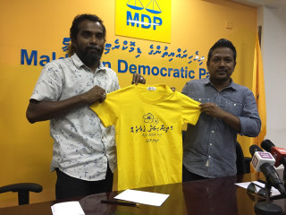 ރައީސް ނަޝީދަށް މަރުޙަބާ ކިޔުމަށް ޚާއްސަކޮށްފައިވާ ޓީޝާޓް