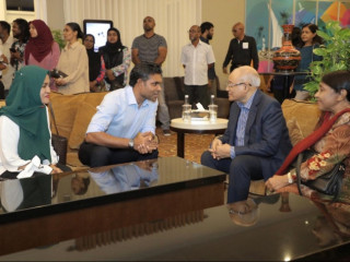 ރައީސް މައުމޫނާއި އިންތިހާބީ ރައީސްގެ ނާއިބު ފައިސަލް ނަސީމް އެއާޕޯޓްގައި ބައްދަލުކުރައްވަނީ