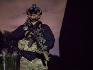 އެމެރިކާ - މެކްސިކޯ ސަރަހައްދީ ރޮނގުގައި ފޯރިމަރަން ހުރި ސިފައިންގެ މީހެއް