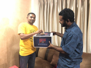 ގަލޮޅު ދެކުނު ދާއިރާގެ މެމްބަރު އަހުމަދު މަހުލޫފު އަބުރުފުޅު ފަންޑަށް ފައިސާގެ އެހީތެރިކަން ފޯރުކޮށްދެއްވަނީ