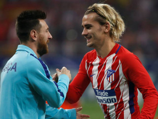 އެޓްލެޓިކޯގެ ފޯވާޑް ގްރިޒްމަން (ކ) އަދި ބާސާގެ ފޯވާޑް މެސީ (ވ)