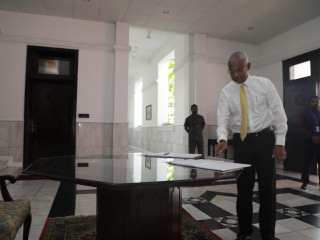 އިންތިޚާބީ ރައީސް، ހިންނަވަރު ދާއިރާގެ މެމްބަރު އިބްރާހިމް މުހައްމަދު ސޯލިހް ރައްޔިތުންގެ މަޖިލީހުގެ ޖަލްސާގެ މިއަދުގެ ހާޒިރީގައި ސޮއިކުރައްވަނީ