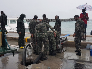 އެމްއެންޑީއެފްގެ ފަޔަރ އެންޑް ރެސްކިއުޓީމުން މާލޭގެ މަގުތަކުގައި ހެދިފައިވާ ފެން ހިއްކަނީ