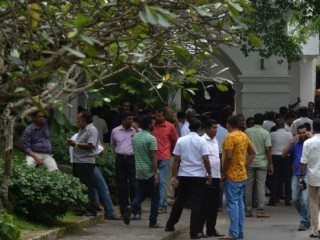 ރަނިލް ވިކްރަމަ ސިންހަގެ ސަޕޯޓަރުން އެމަނިކުފާނުގެ ގެކޮޅު ކައިރީގައި ޖަމާވެފައި