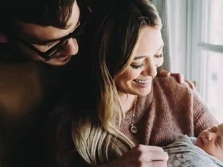 ހިލަރީ ޑަފް އޭނާގެ ލޯބިވެރިޔާ އަދި ދަރިފުޅާ އެކު