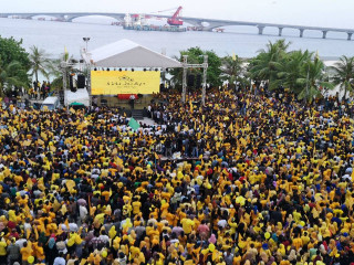 ނޮވެމްބަރު 1 ވަނަ ދުވަހު ކުރީގެ ރައީސް ނަޝީދު މާލެ ވަޑައިގަތުމުން އެ މަނިކުފާނަށް މަރުހަބާ ކިޔުމަށް ނުކުތް އެމްޑީޕީގެ މެމްބަރުންނާއި އެ މަނިކުފާނުގެ ސަޕޯޓަރުން އާޓިފިޝަލް ބީޗް ސަރަހައްދުގައި