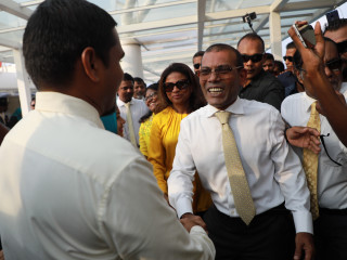 ރައީސް މުހައްމަދު ނަޝީދު ރާއްޖެވަޑައިގެންނެވުމުން ހުޅުމީދޫ ދާއިރާގެ ކުރީގެ މެމްބަރު އިލްޔާސް ލަބީމު އެމަނިކުފާނަށް މަރުހަބާ ދަންނަވަނީ