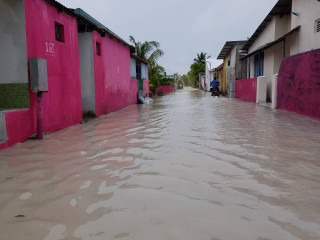 އައްޑޫ ސިޓީ ހަތަދޫގެ މަގެއްގައި ފެންބޮޑުވެފައި - ފޮޓޯ: އެމްއެންޑީއެފް