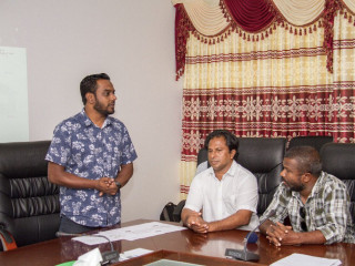 އައްޑޫ ރައްޔިތުންނާއި އަކްރަމް ބައްދަލު ކުރައްވަނީ