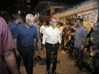 ކުރީގެ ރައީސް ނަޝީދާއި އިންތިޚާބީ ރައީސް ސޯލިހު ގަލޮޅު ރައްޔިތުންނާއި ބައްދަލުކުރެއްވުމަށް ބޭއްވި އިވެންޓްގެ ތެރެއިން