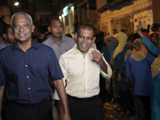 Former President Mohamed Nasheed (r) with president-elect Ibrahim Solih