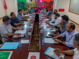ޖޭޕީގެ ލީޑަރ ގާސިމް އެޕާޓީގެ އިސްބޭފުޅުންނާއި ބައްދަލުކުރައްވަނީ: ފޮޓޯ: ޓްވިޓާރ