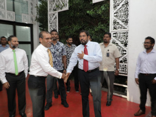 ސަރުކާރުގައި ތިބެ އިދިކޮޅަށް މެޖޯރިޓީ ދޭން ގޮވާލުން! ހަމަޖެހޭބާ؟