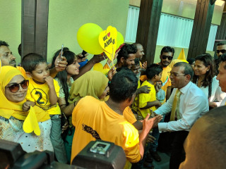 ރައީސް ނަޝީދު އައްޑޫ ސިޓީއަށް މިއަދު ވަޑައިގަތުމުން އެމަނިކުފާނާ އާންމުން ސަލާމް ކުރައްވަނީ-