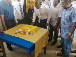 ރައީސް ނަޝީދު ކޭކް ފަޅުއްވައި ދެއްވަނީ