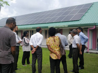 ރައީސް ނަޝީދު އައްޑޫ ހައި ސްކޫލްގެ ސޯލާ ޕެނަލްތައް ބައްލަވާލައްވަނީ