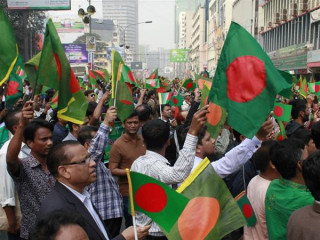 ބަންގްލަދޭޝްގެ ރައްޔަތުން މަގުމައްޗަށް އެއްވެފައި