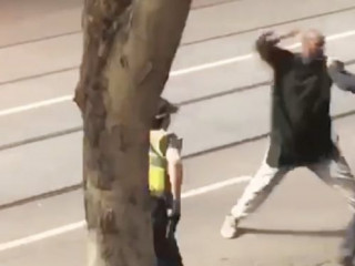 މެލްބަރންގައި ވަޅި ހަރައި ކާރެއް ރޯކޮށްލި މައްސަލައިގައި މީހަކު ހައްޔަރުކޮށްފި