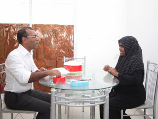 ދިއްދޫގެ ފްލެޓްގައި ދިރިއުޅެމުންދާ މީހަކާ ރައީސް ނަޝީދު ބައްދަލު ކުރައްވަނީ