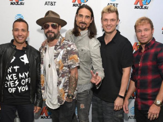 ބެކްސްޓްރީޓް ބޯއިސް ވޯލްޑް ޓުއަރ އަކަށް