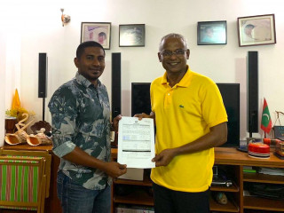 ގަލޮޅު ދެކުނު ދާއިރާގެ މެމްބަރު އަހުމަދު މަހުލޫފު އެމްޑީޕީއަށް ސޮއި ކުރެއްވުމަށްފަހު އޭނާގެ ފޯމު އިބޫއާ ހަވާލު ކުރައްވަނީ