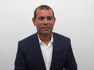 ަރައީސް ނަޝީދު އައިޑީކާޑް ހެއްދެވުމަށް ފޮޓޯއަށް ހުއްޓި ވަޑައިގެން