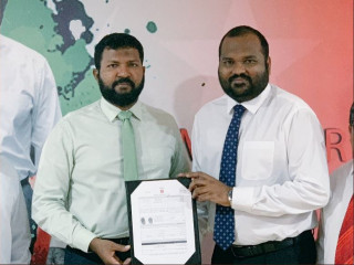 ޝަހުދީގެ މެމްބަރޝިޕް ފޯމާއި ހަވާލުވެވަޑައިގެންފައިވަނީ ޖުމްހޫރީ ޕާޓީގެ ރައީސް އަލީ ވަހީދު