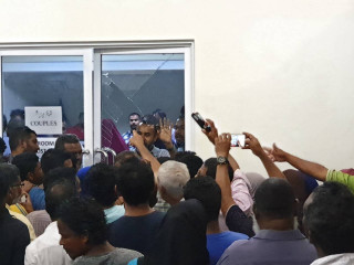 އެ ސަރަހައްދަށް އެއްވެ ތިބި މީހުން ހިތްހަމަނުޖެހިގެން މިނިސްޓްރީ ބިއްލޫރިގަނޑު ތަޅާލަނީ