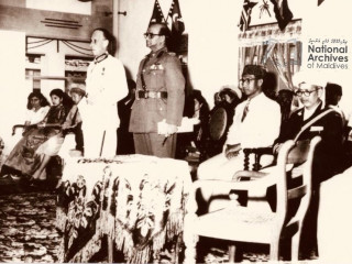 ދިވެހި ފުރަތަމަ ޖުމްހޫރިއްޔާ އިއުލާންކުރުމާއި ފުރަތަމަ ރައީސް ހުވާ ކުރެއްވުން