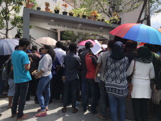 ކުރީ ސަރުކާރުން އިއުލާންކުރި ފްލެޓްތަކަށް ކުރިމަތިލާފައިވާ ފަރާތްތަކުން ކިޔުގައި ޖެހިގެން