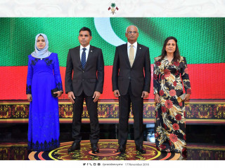 ރައީސްގެ ދެކަނބަލުން ބޭރުގެ އިއްޒަތްތެރިންގެ ޝަރަފުގައި ބޭއްވި ރަސްމީ ބައްދަލުކުރެއްވުމުގެ ތެރެއިން