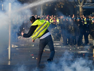 ފްރާންސްގައި ކުރި މުޒާހަރާ ތަކުގައި އެކަކު މަރުވެ 100 މީހުން ޒަހަމްވެއްޖެ