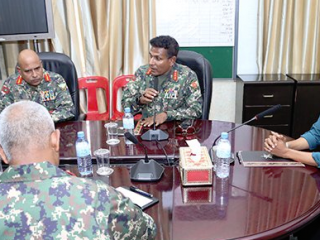 ޑިފެންސް މިނިސްޓަރ މާރިޔާ އަހުމަދު ދީދީ އެމްއެންޑީއެފްގެ އިސްވެރިންނާއި ބައްދަލު ކުރެއްވުން