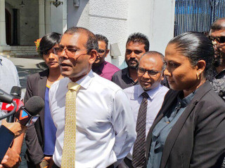 Former President Nasheed speaks outside the court after Monday\'s hearing