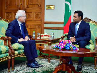 ސިންގަޕޫރުން ރާއްޖެއަށް ކަނޑައަޅުއްވާފައި ހުންނަވާ ސަފީރު، ނައިބު ރައީސާއެކު ބޭއްވެވި ބައްދަލު ކުރެއްވުމުގެ ތެރެއިން- ފޮޓޯ: ރައީސް އޮފީސް